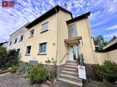Bild 1 - ?? Frankfurt-Goldstein: Gepflegtes 2-Familienhaus mit Garten, Garagen & Bonus