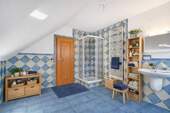 KI Kinderbadezimmer mit Dusche Dachgeschoss - 