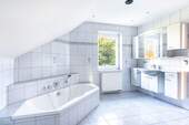 Elternbad mit Dusche und Wanne Dachgeschoss - 
