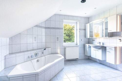 Elternbad mit Dusche und Wanne Dachgeschoss - 