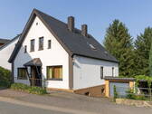 Straßenansicht mit der Garage - 