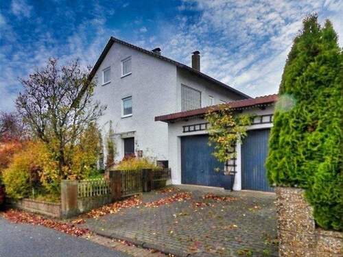 Zweifamilienhaus mit Doppelgarage - Charmantes Zweifamilienhaus mit großem Grundstück und langjährigen Mietern in ruhiger Lage