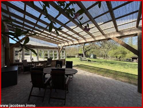 überdachte Terrasse mit Blick in den Garten - 