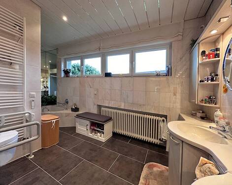 großes Badezimmer mit Wanne - 