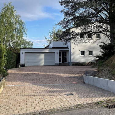Blick von der Straße - 8 Zimmer Mehrfamilienhaus, Wohnhaus zum Kaufen in Neckargemünd-Waldhilsbach
