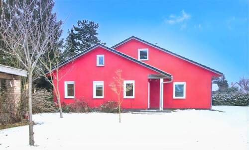 Haus Vorderansicht - Architekten-Bungalow zur Miete - stilvolles Wohnen auf 160 m² mit Garten und Carport