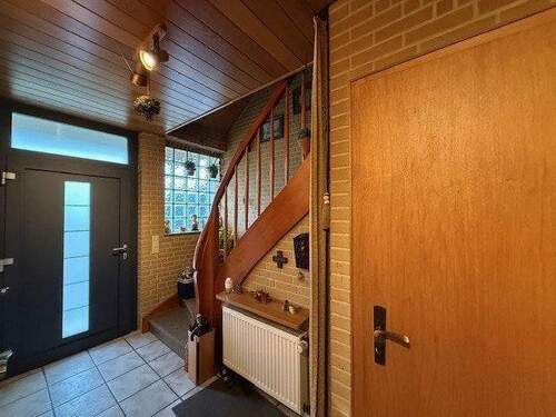 Eingangsbereich mit neuer Haustür - 