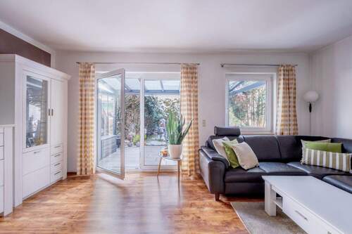 Wohnzimmer mit Austritt zur Terrasse und zum Garten - 5 Zimmer Reihenendhaus zum Kaufen in Berlin-Wartenberg