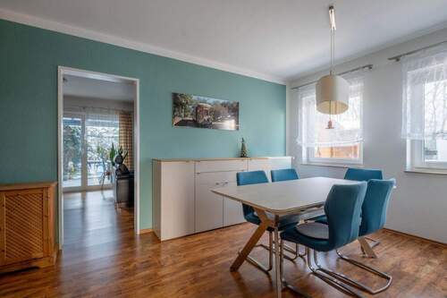 Esszimmer mit Blick zum Wohnzimmer - 5 Zimmer Reihenendhaus in Berlin-Wartenberg