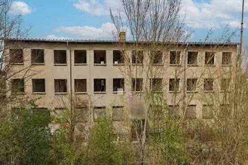 Frontansicht - Raum für Visionen - entkernter Rohbau mit vorgenehmigtem Nutzungskonzept auf großem Areal