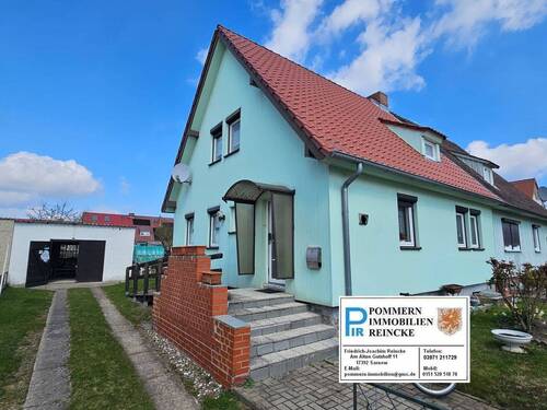 Flur, blick in Küche und Wohnzimmer.jpg - 5 Zimmer Doppelhaushälfte zum Kaufen in Anklam