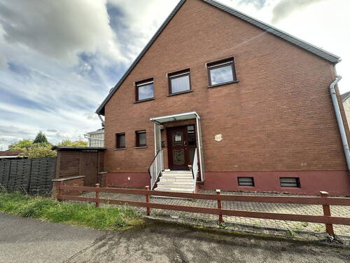 Hausansicht Eingang - Einfamilienhaus - 240.000,00 EUR Kaufpreis, ca.  87,00 m² Wohnfläche