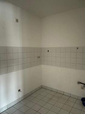 Küche mit weißen Fliesen - 