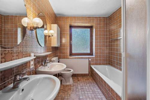 einem großen Bad mit Fenster - 