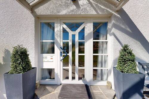 überdachte Eingangstür - Einfamilienhaus mit 285,00 m&sup2; in Oppenweiler zum Kaufen