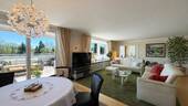 Essbereich mit Blick in den Wohnbereich - 