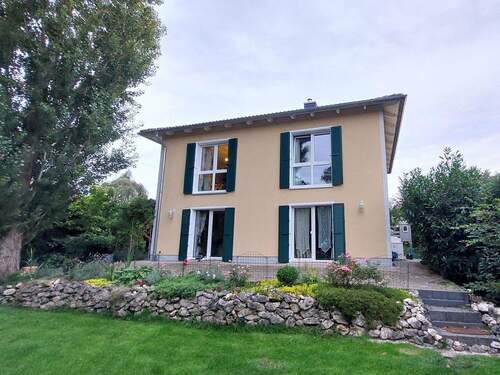 Haus: Gartenansicht - Energieeffizientes Einfamilienhaus in ruhiger Ortsrandlage
