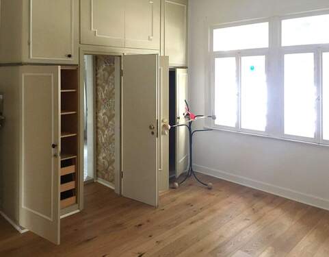 Einbauschrank mit Durchgang zum Bad - 