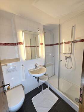 Das Badezimmer mit Dusche - 