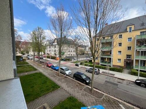 Blick in die Straße - Das ist Sie...Moderne, renovierte 3 - Zimmer-Wohnung in Nähe zum Park und die neue Einbauküche ist schon dabei