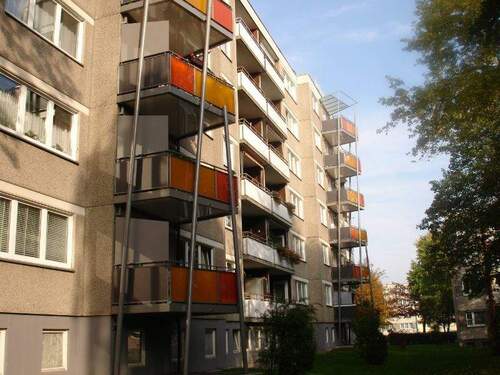 Rückansicht eines mehrgeschossigen Wohnhauses mit Balkonen - 1 Zimmer Etagenwohnung zur Miete in Kassel