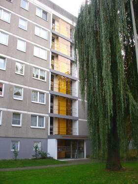 Vorderansicht eines mehrgeschossigen Wohnhauses mit Eingang - 1 Zimmer Etagenwohnung in Kassel