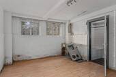 Raum 1 Souterrain (19,75m²) mit Bad (2,12 m²) - 