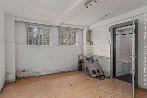 Raum 1 Souterrain (19,75m²) mit Bad (2,12 m²) - 