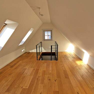 Galerie mit Holzfußboden - 