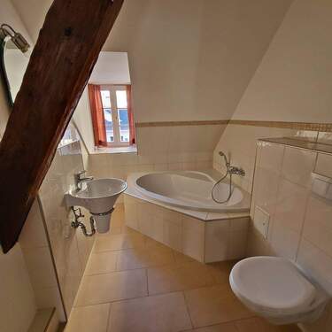 großes Badezimmer mit Fenster - 