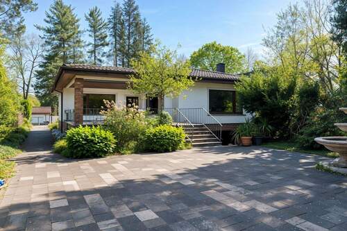 Gebäuderückseite - Ein Zuhause zum Ankommen mit Pool, Sauna und außergewöhnlichem Grundstück!