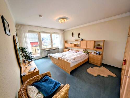 Das Elternschlafzimmer mit Balkonzugang (1.OG) - 