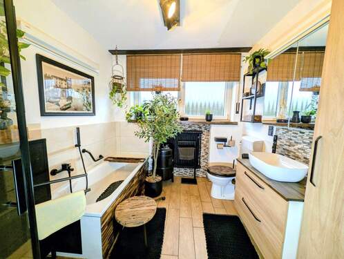 Modernes Badezimmer der Erdgeschosswohnung... - 8 Zimmer Mehrfamilienhaus, Wohnhaus zum Kaufen in Mammendorf