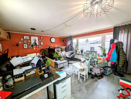 Helles Wohnzimmer mit großzügiger Fensterfront (EG - 