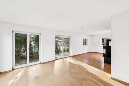 Wohnzimmer mit Blick zur Küche und Kamin - 