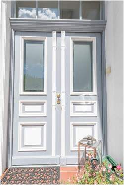 Impression Eingangstür - 7 Zimmer Einfamilienhaus zum Kaufen in Elmshorn