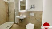 Modernes Badezimmer mit großer Dusche! - 