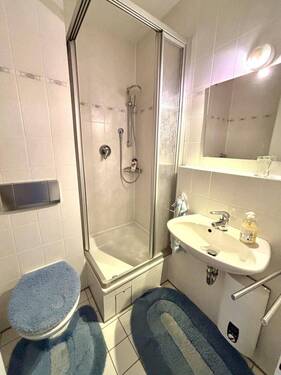 Bad mit Dusche - 