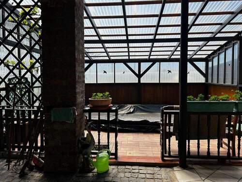 Terrassenplatz mit beizbaren Pool - 