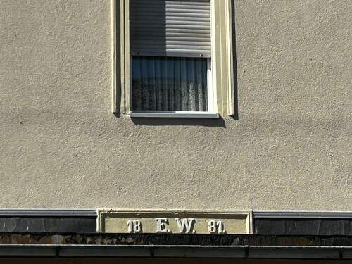 Fassade / Fenster Baujahr - 1 Zimmer Mehrfamilienhaus, Wohnhaus in Neukieritzsch