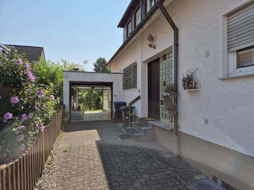 Hauseingang und Garage - 8 Zimmer Mehrfamilienhaus, Wohnhaus in Renningen-Malmsheim