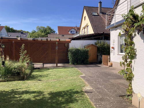 Terrasse mit Gartenhäuschen - 
