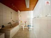 Bad mit Badewanne EG - 