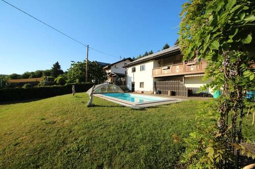 Ansicht mit Grundstück und Pool - 