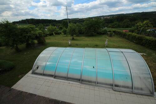 Schwimmbad mit Überdachung - 