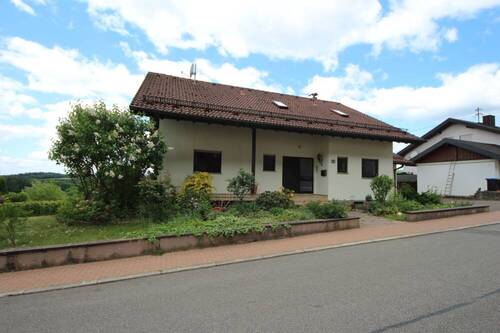 Ansicht - Attraktives Wohnhaus mit viel Platz und überdachtem Schwimmbad ...