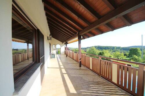 Balkon EG mit Treppenzugang zum Grundstück - 