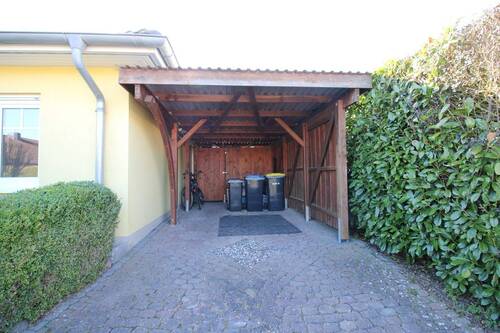 Carport mit Durchgang zum Garten - 