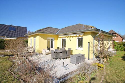 Hausansicht mit Terrasse - 3 Zimmer Bungalow zum Kaufen in Roggentin