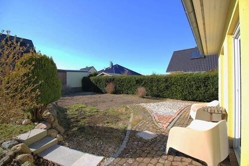 Terrasse mit Blick zum Garten - Bungalow mit 90,00 m&sup2; in Roggentin zum Kaufen